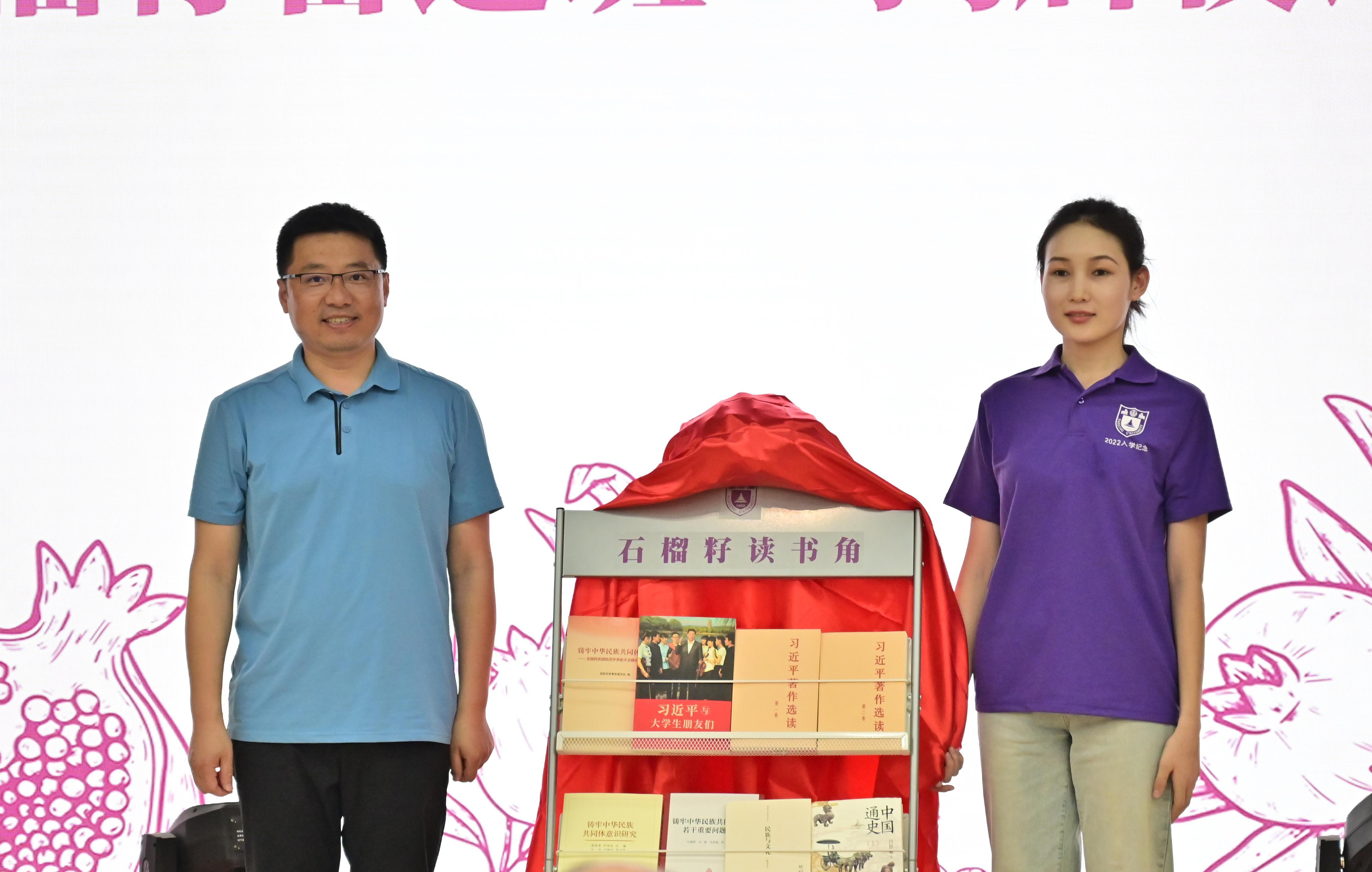 李浩和新生代表共同揭牌